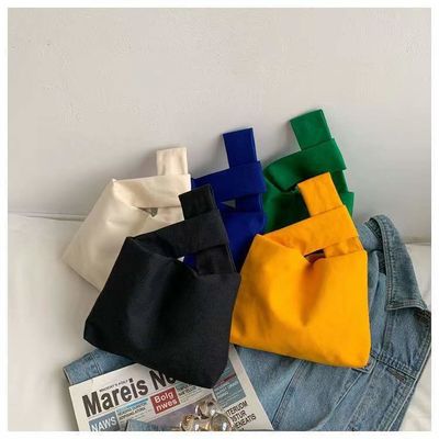 Portemanteau sur canvas avec fermeture à bascule, petit sac à poignet carré