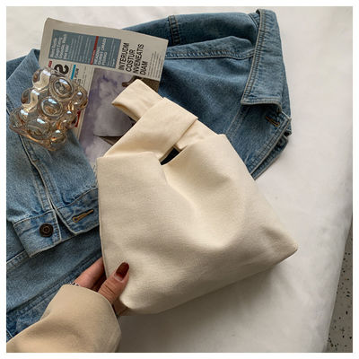 Portemanteau sur canvas avec fermeture à bascule, petit sac à poignet carré