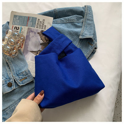 Portemanteau sur canvas avec fermeture à bascule, petit sac à poignet carré