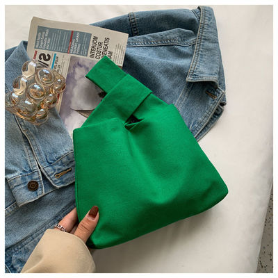 Portemanteau sur canvas avec fermeture à bascule, petit sac à poignet carré