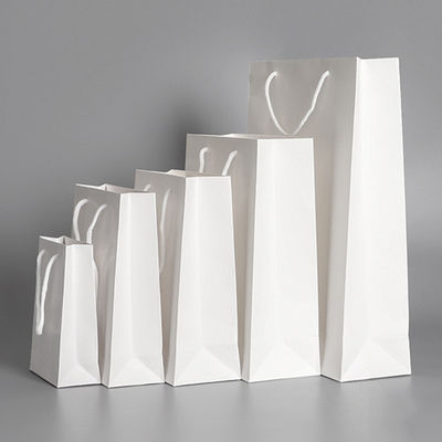 Portrait personnalisé Logo privé imprimé Sac de papier noir pour cadeau personnalisé