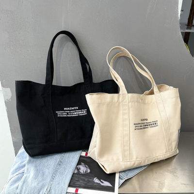 Un sac en coton de couleur personnalisé, le compagnon idéal pour les achats écologiques.