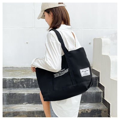 Un sac en coton de couleur personnalisé, le compagnon idéal pour les achats écologiques.