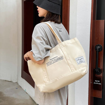 Un sac en coton de couleur personnalisé, le compagnon idéal pour les achats écologiques.