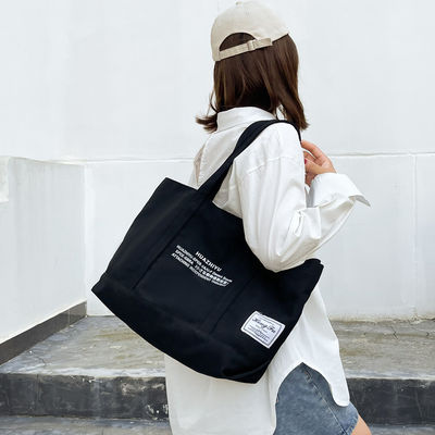 Un sac en coton de couleur personnalisé, le compagnon idéal pour les achats écologiques.
