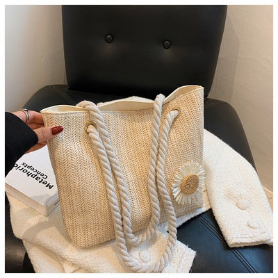 2022 Sacs à main simples Sacs de plage de paille Sacs à main de mode écharpe en soie Sacs d'épaule pour femmes avec des matériaux
