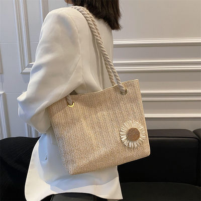 2022 Sacs à main simples Sacs de plage de paille Sacs à main de mode écharpe en soie Sacs d'épaule pour femmes avec des matériaux