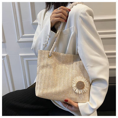 2022 Sacs à main simples Sacs de plage de paille Sacs à main de mode écharpe en soie Sacs d'épaule pour femmes avec des matériaux