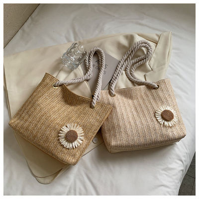 2022 Sacs à main simples Sacs de plage de paille Sacs à main de mode écharpe en soie Sacs d'épaule pour femmes avec des matériaux