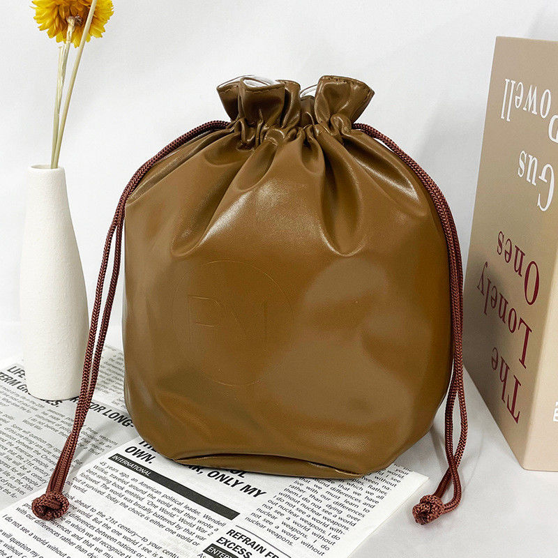 Logo personnalisé imprimé PU sac en cuir à corde pour emballage cosmétique de couleur personnalisée