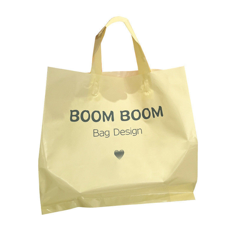 Logo personnalisé Accepté Manches à boucle douce Tote Sac de magasinage en plastique pour l'emballage de vêtements