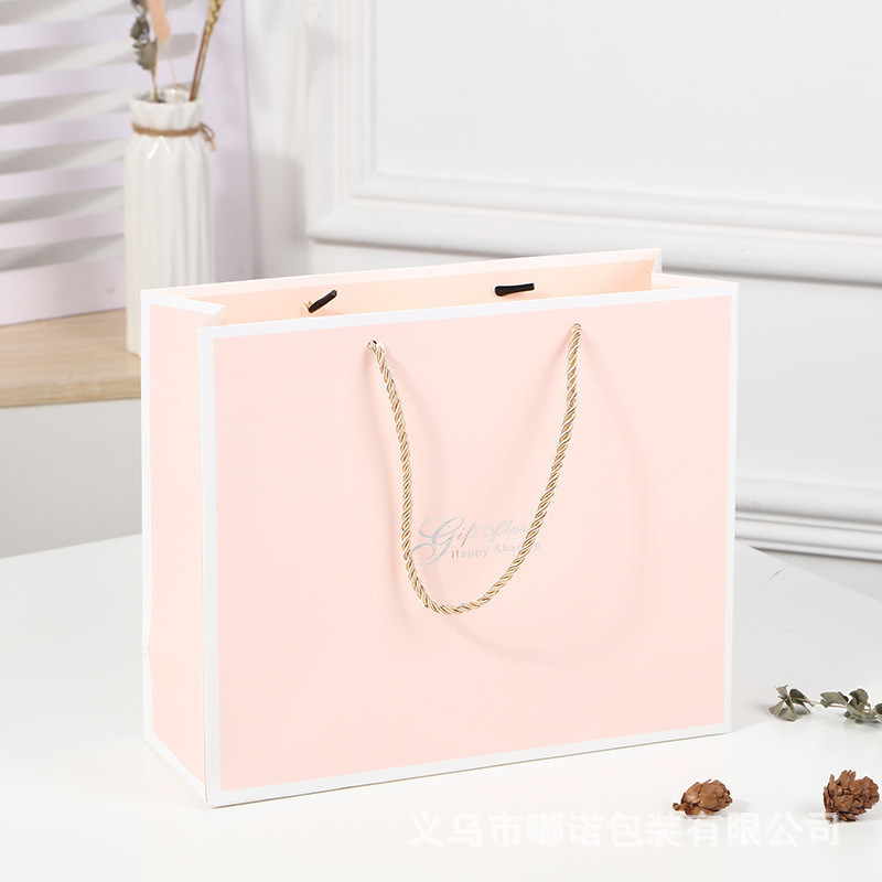 Sac de magasinage imprimé sur mesure en carton Sac cadeau en papier kraft blanc de luxe avec poignée de ruban