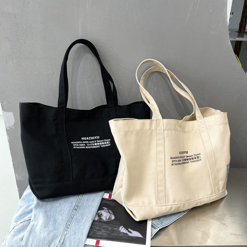 Un sac en coton de couleur personnalisé, le compagnon idéal pour les achats écologiques.